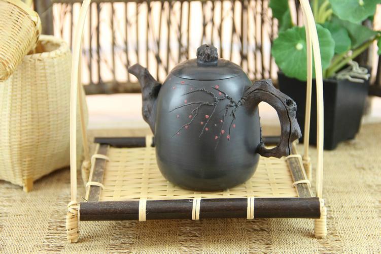 p>云南五色土宝艺术文化传播有限公司成立于2009年,是集建水紫陶产品